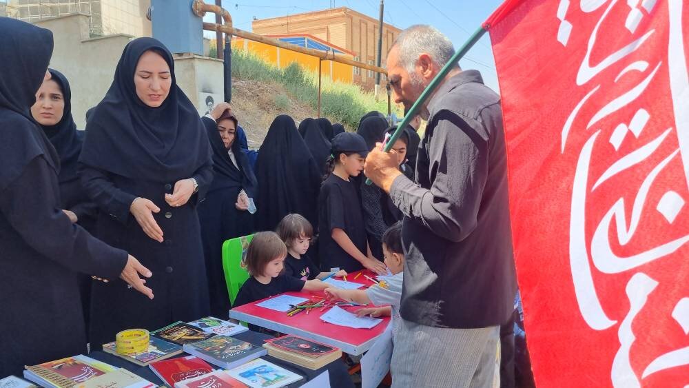 میزبانی کتابداران اسفراینی از زائران پیاده‌روی «جاماندگان اربعین» با برپایی ایستگاه‌های معرفتی