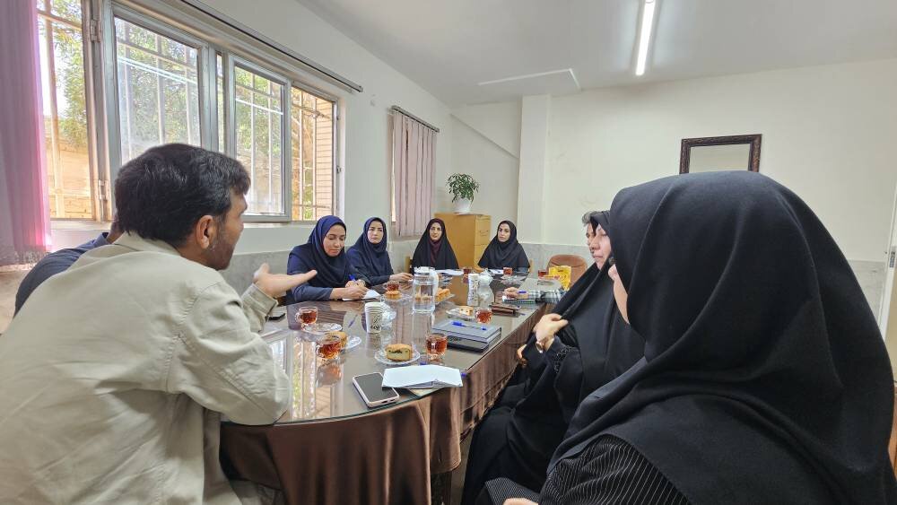نشست هماندیشی مدیرکل کتابخانههای عمومی استان زنجان با کتابداران شهرستان سلطانیه