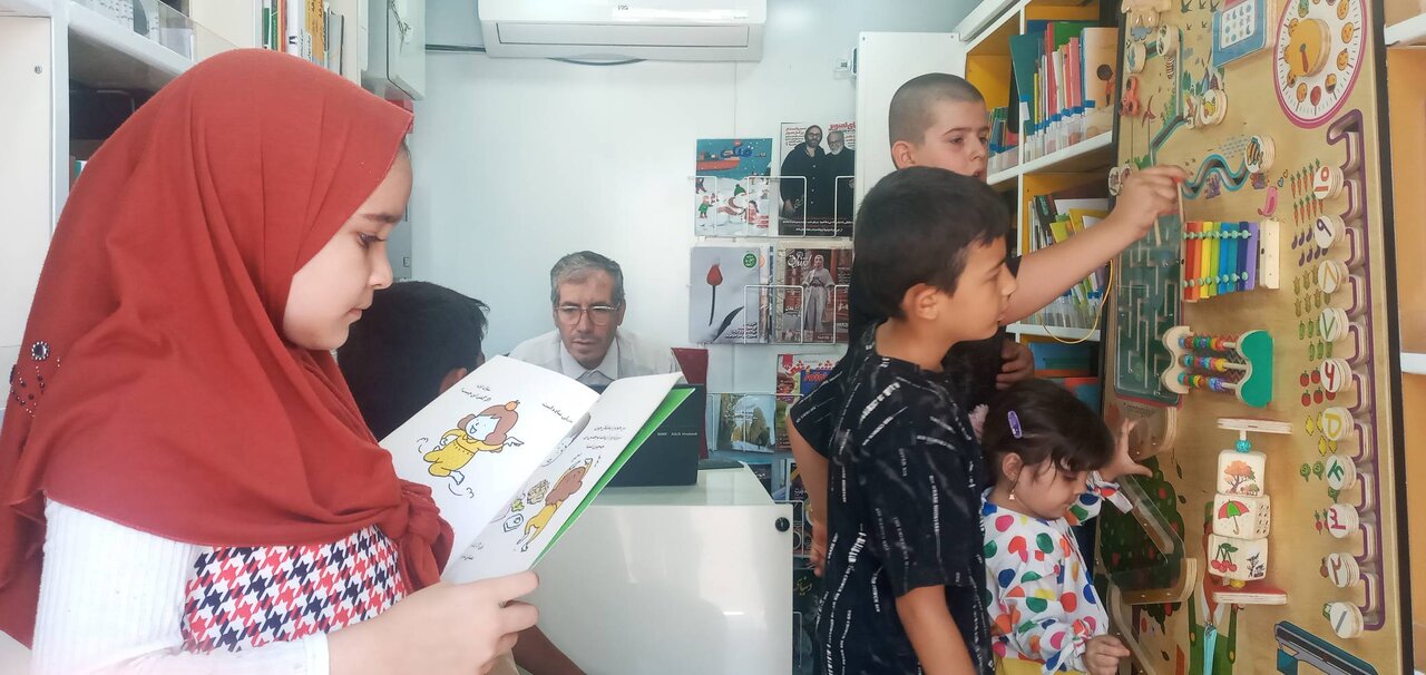 کتابخانه سیار زنجان به محور ترویج مطالعه در محلات فاقد کتابخانه تبدیل شده است