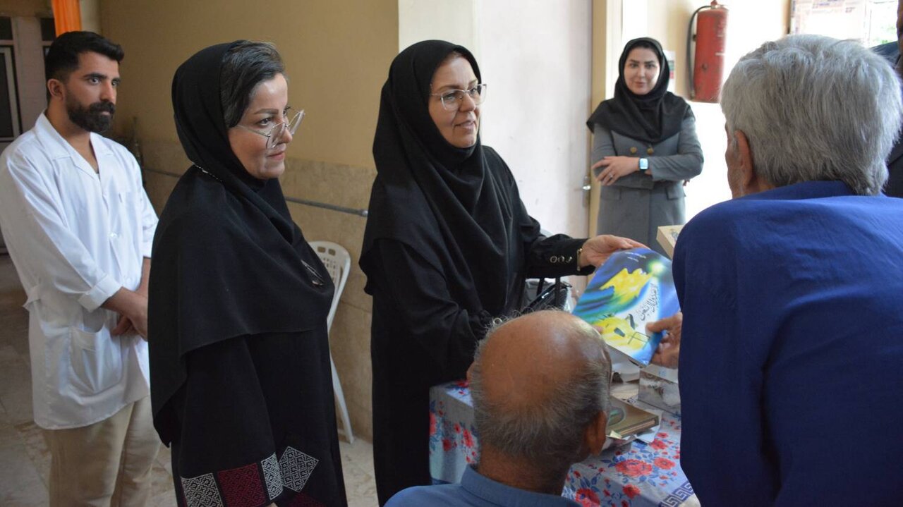 بازدید مدیرکل کتابخانه‌های عمومی استان کرمانشاه از آسایشگاه سالمندان در قالب برنامه «یار مهربان، همنشین سالمندان»