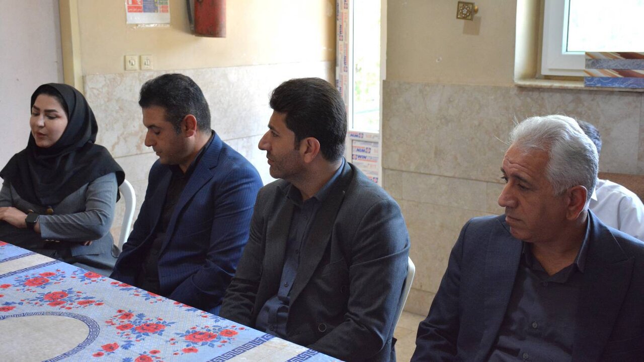 بازدید مدیرکل کتابخانه‌های عمومی استان کرمانشاه از آسایشگاه سالمندان در قالب برنامه «یار مهربان، همنشین سالمندان»