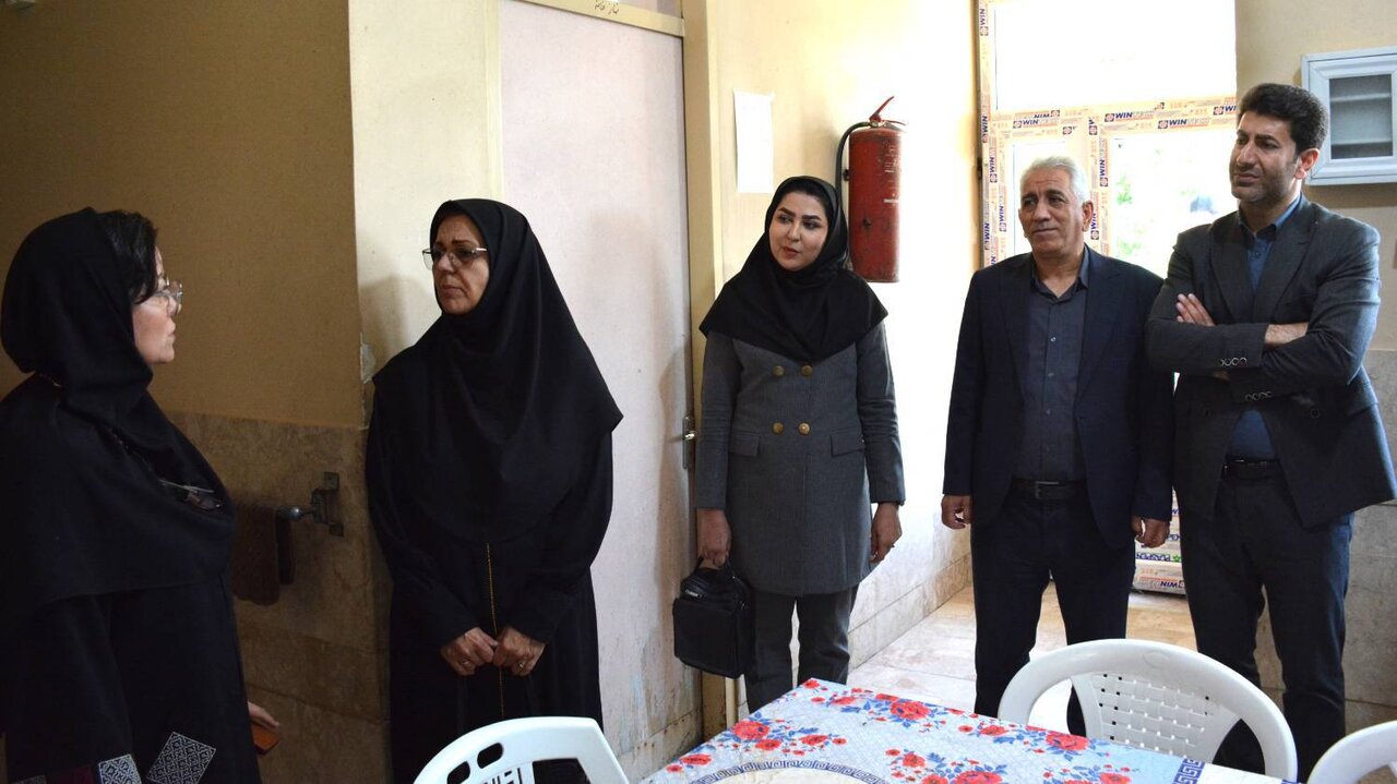بازدید مدیرکل کتابخانه‌های عمومی استان کرمانشاه از آسایشگاه سالمندان در قالب برنامه «یار مهربان، همنشین سالمندان»