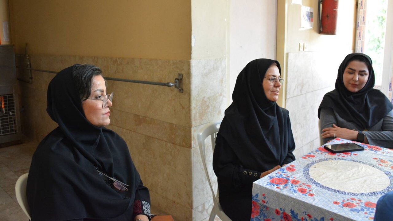 بازدید مدیرکل کتابخانه‌های عمومی استان کرمانشاه از آسایشگاه سالمندان در قالب برنامه «یار مهربان، همنشین سالمندان»