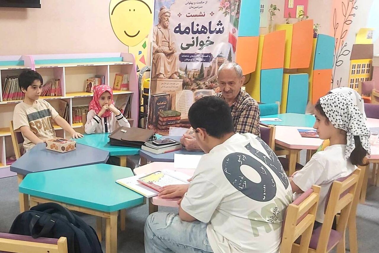 کودکان گرگانی در کتابخانه میرفندرسکی با شاهنامه، کتاب و فرهنگ صرفه‌جویی همراه شدند