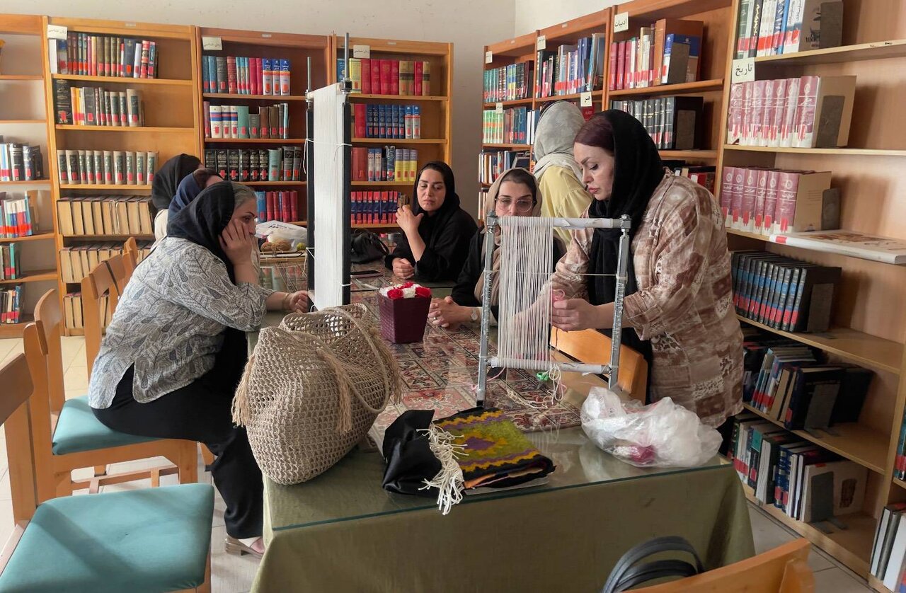 کارگاه آموزش مقدماتی گلیم‌بافی در کتابخانه مرحوم دشتی محمودآباد برگزار می‌شود