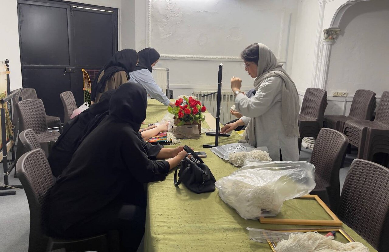 کارگاه آموزش مقدماتی گلیم‌بافی در کتابخانه مرحوم دشتی محمودآباد برگزار می‌شود