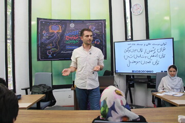 محمد حسین امیدی مدرس فن بیان "آکادمی ترویج خواندن"،
