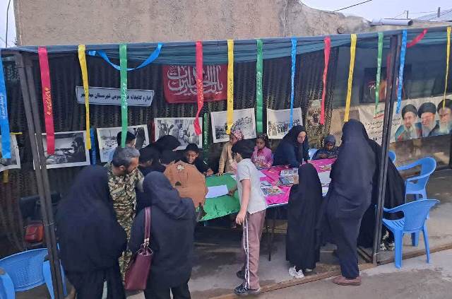 برپایی میز خدمت اداره کتابخانه‌های عمومی مهدیشهر در یادواره شهدای روستای چاشم