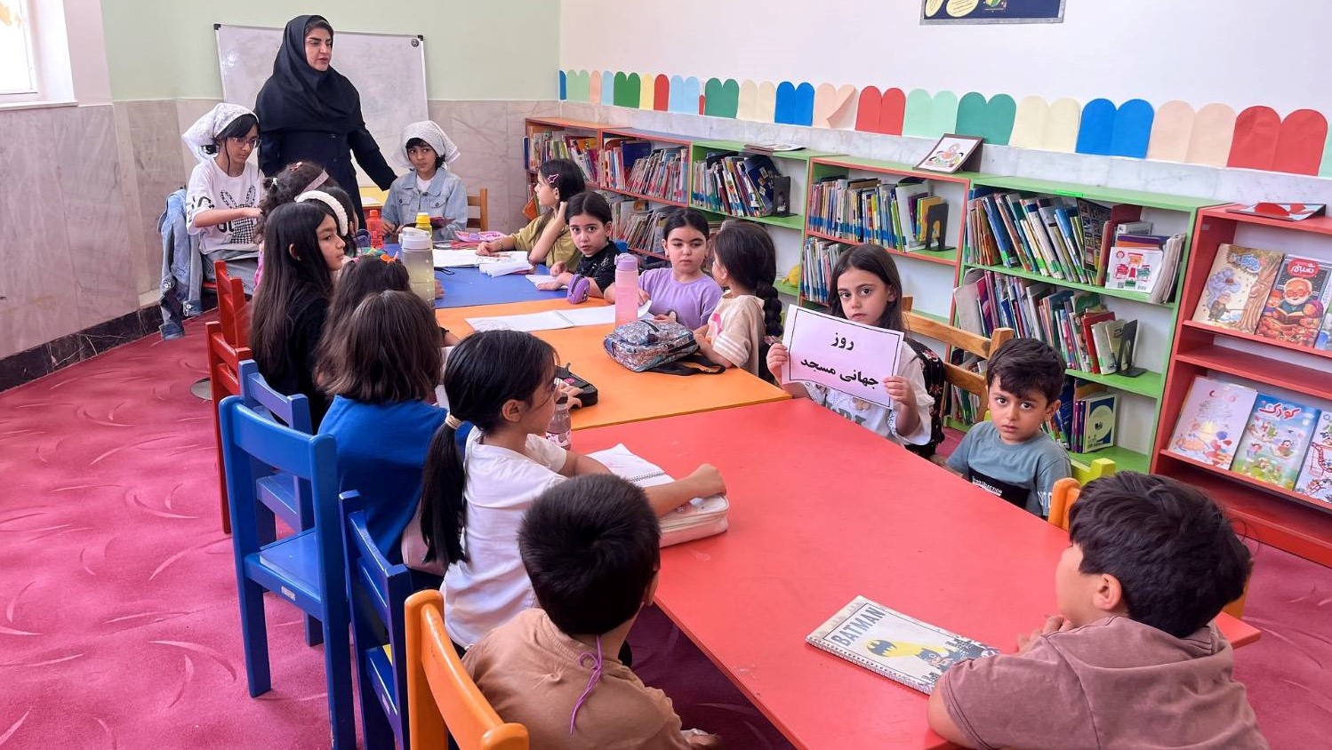 برگزاری کلاس آموزش نقاشی با محوریت آشنایی کودکان با مسجد در کتابخانه عمومی حاج یوسف بهبهانی