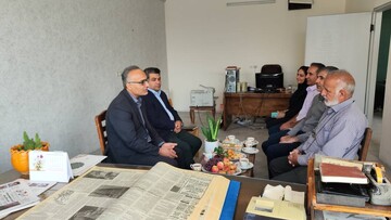 دیدار مدیرکل کتابخانه های عمومی استان یزد با سرپرست و کارکنان روزنامه جمهوری اسلامی به مناسبت هفته خبرنگار