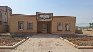 محوطه فضای سبز کتابخانه عمومی قلم‌چی
