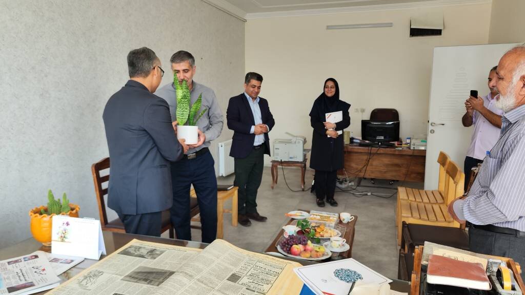 دیدار مدیرکل کتابخانههای عمومی استان یزد با سرپرست و کارکنان روزنامه جمهوری اسلامی