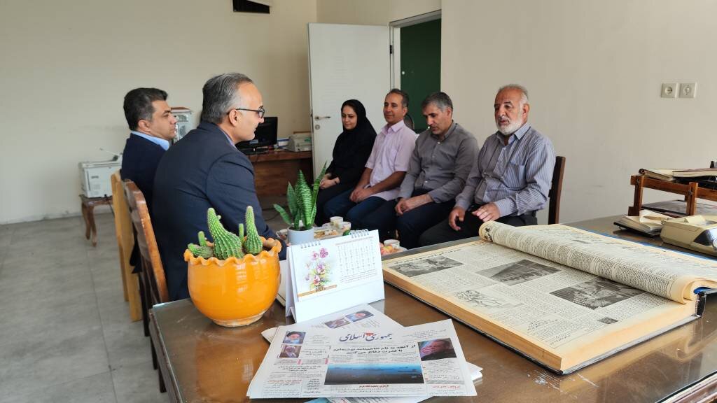 دیدار مدیرکل کتابخانه‌های عمومی استان یزد با سرپرست و کارکنان روزنامه جمهوری اسلامی