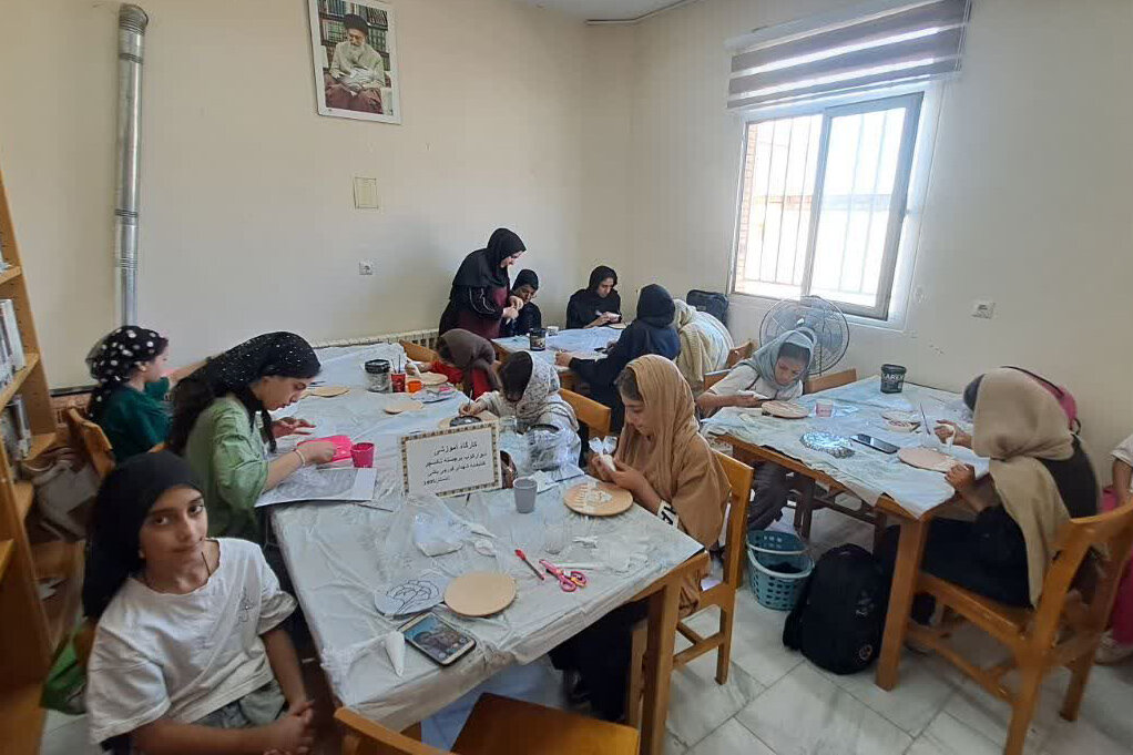 ترویج کتابخوانی و آموزش هنر در کتابخانه شهدای قورچیباشی
