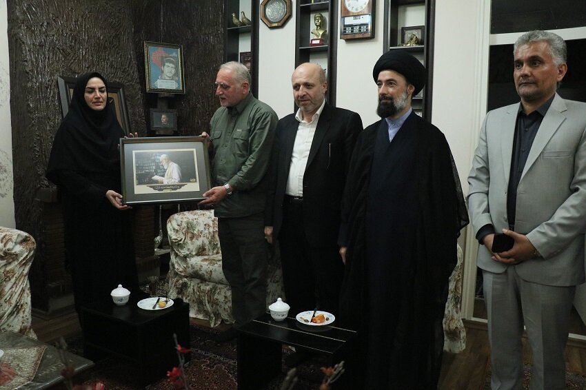 دیدار دبیرکل نهاد کتابخانه‌های عمومی کشور با خانواده شهید حاج حسین حیدری در اردبیل
