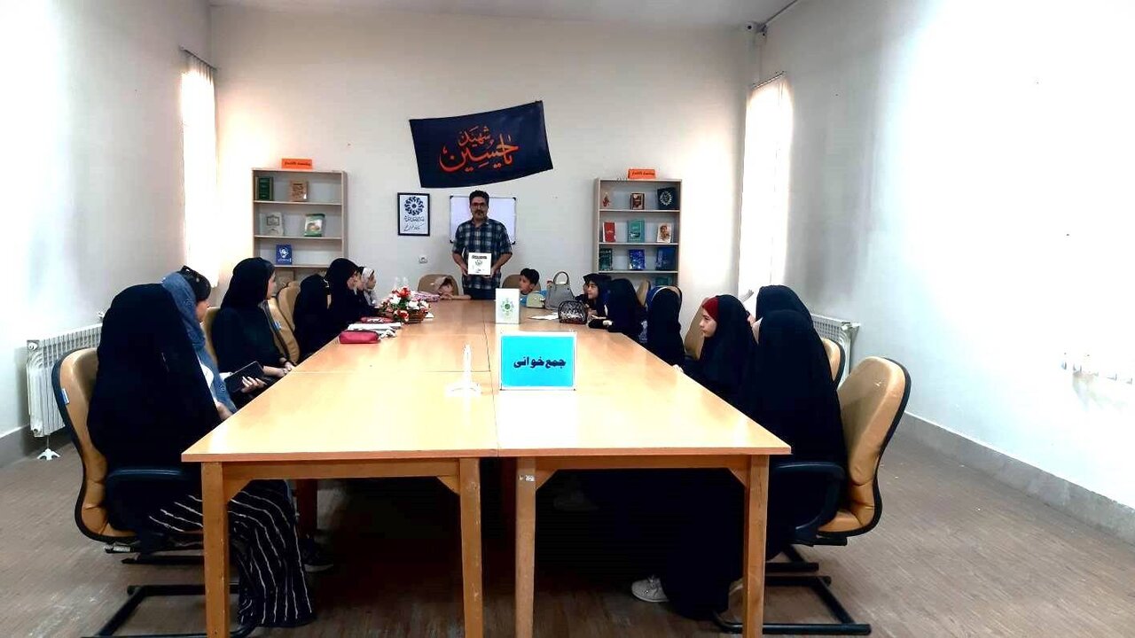 برگزاری نشست جمع‌خوانی کتاب «تاریخ مستطاب آمریکا» در کتابخانه عمومی قلم نظرآباد