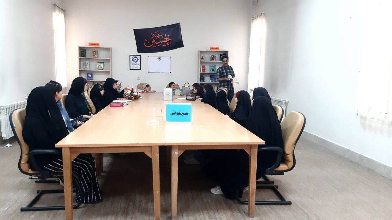 برگزاری نشست جمعخوانی کتاب «تاریخ مستطاب آمریکا» در کتابخانه عمومی قلم نظرآباد