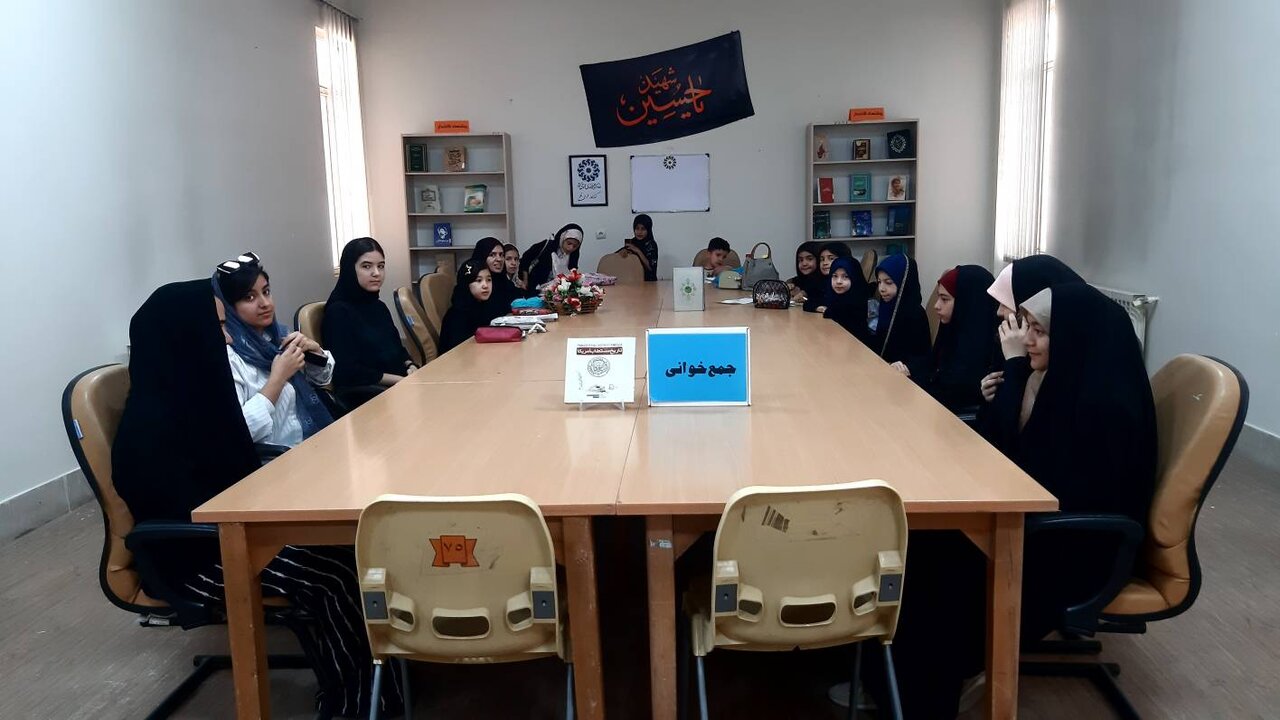 برگزاری نشست جمعخوانی کتاب «تاریخ مستطاب آمریکا» در کتابخانه عمومی قلم نظرآباد