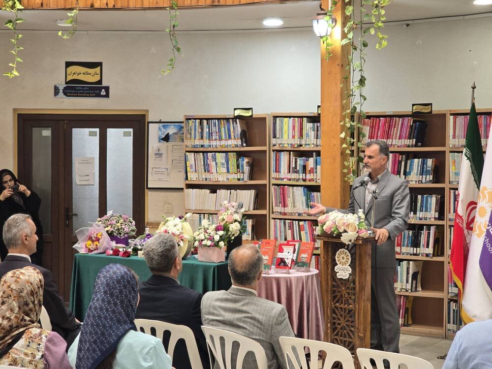 رونمایی از کتاب‌های «از این خط قرمزها عبور نکنید» و «داستان‌هایی از جنس عشق» در کتابخانه شهیدان نجاریان بابل
