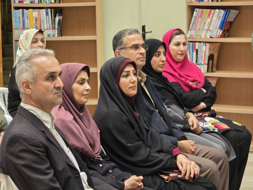 رونمایی از کتاب‌های «از این خط قرمزها عبور نکنید» و «داستان‌هایی از جنس عشق» در کتابخانه شهیدان نجاریان بابل