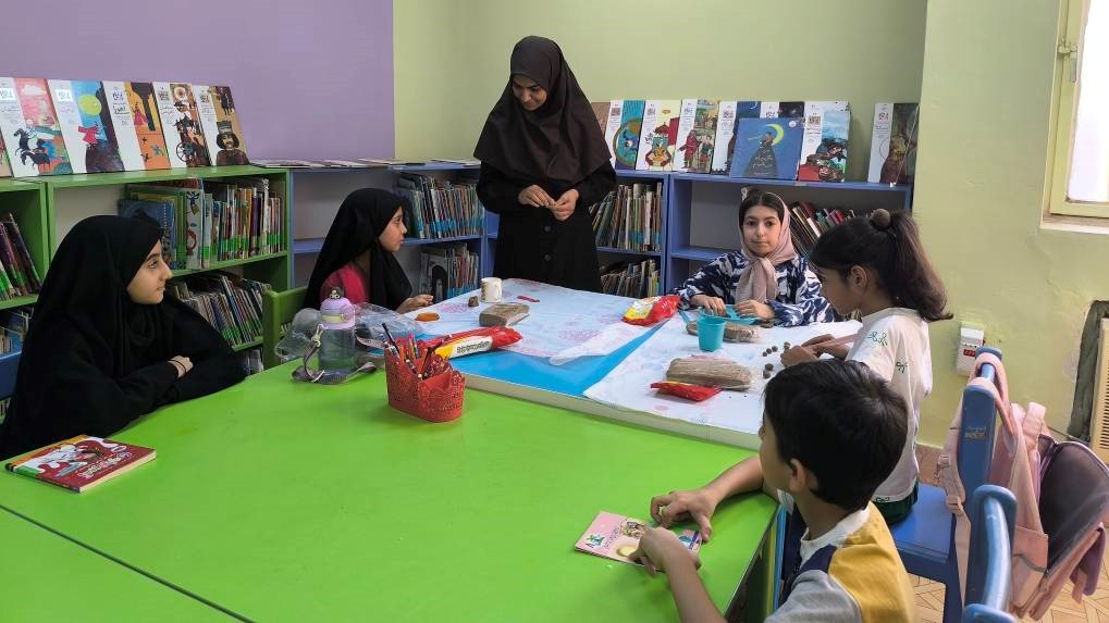 برگزاری کارگاه آموزشی سفالگری دستی ویژه کودکان در کتابخانه عمومی ولیعصر (عج)