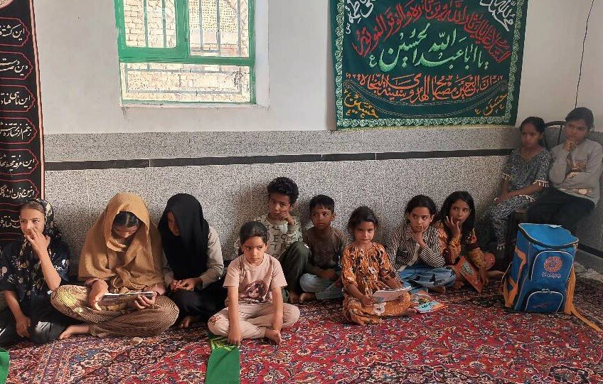 اجرای برنامه «کوله کتاب» در روستای زهاب شوسف