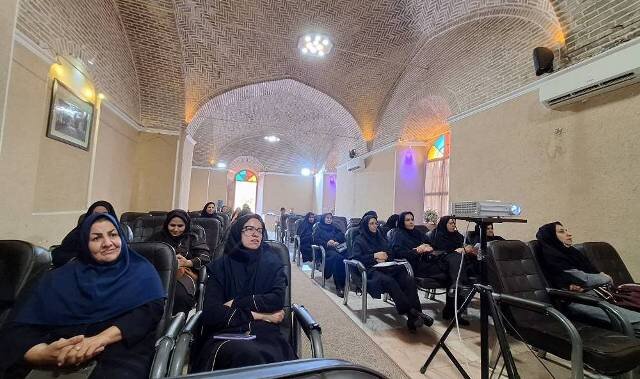برگزاری کارگاه آموزشی «هیچکس تنها نیست؛ با هم علیه سرطان» در کتابخانه مرکزی کرمان