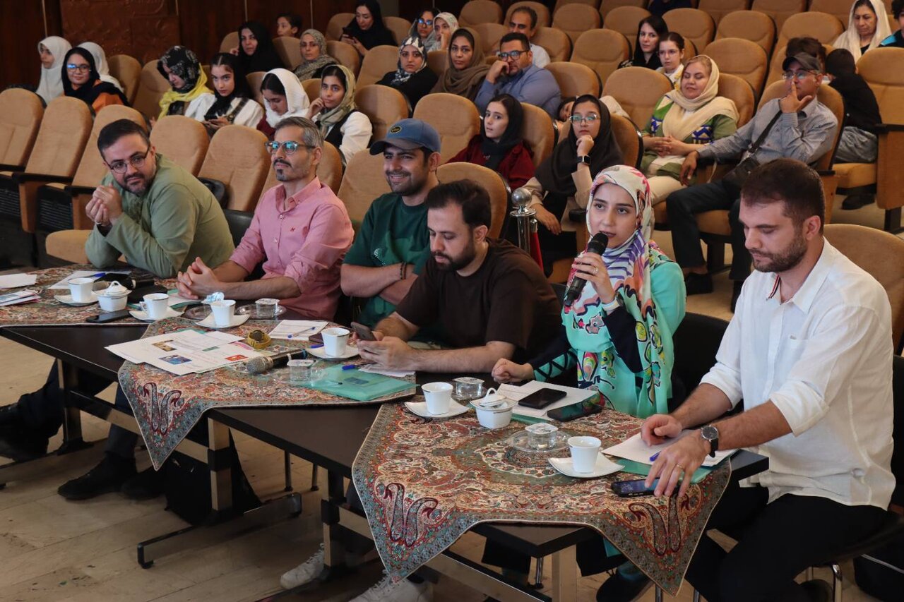 «عصر جدید کتاب» روی صحنه رفت؛ نوجوانها روایت تازهای از خواندن ساختند