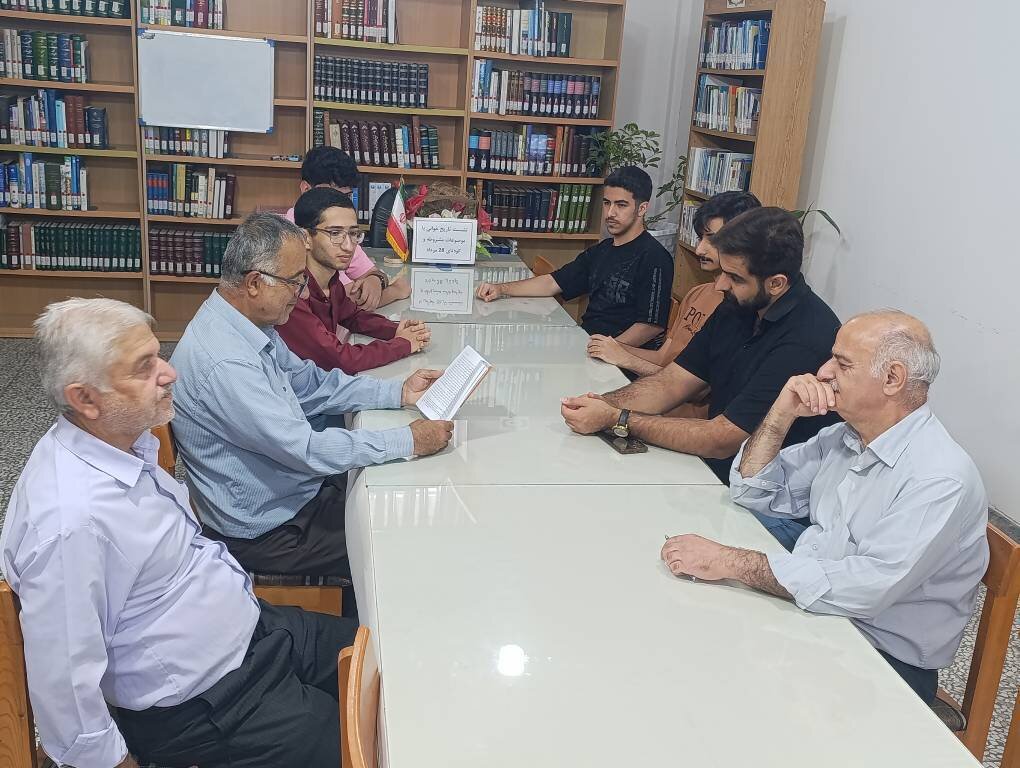 نشست تاریخخوانی «مشروطه و کودتای ۲۸ مرداد» در کتابخانههای عمومی نور و گلوگاه برگزار شد