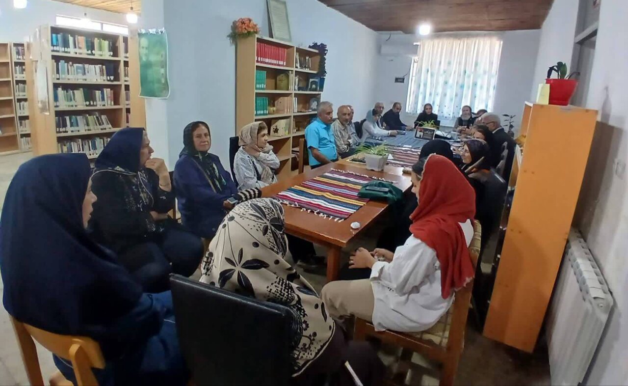 کتاب «آلاشت، شهر جاجیم‌های رنگارنگ» در کتابخانه شهدای آلاشت نقد و بررسی شد