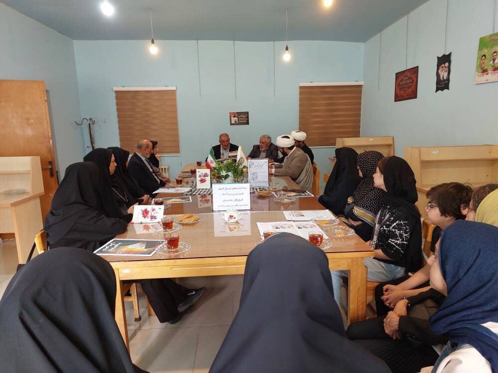 کتاب «گلهای محمدی» در کتابخانه شهید خلبان علی معصومی کلاردشت نقد و خوانش شد