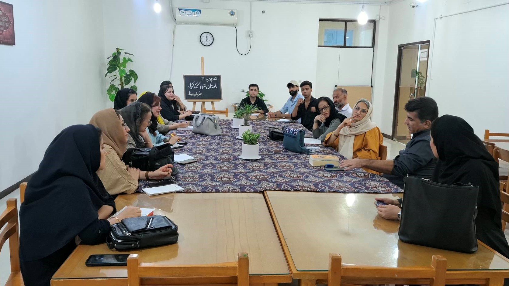 نقد و تحلیل داستان «شنل» در دومین محفل ادبی «رستا»