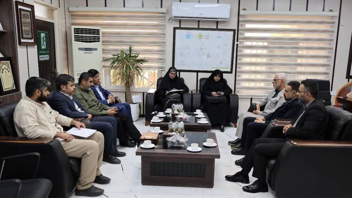 دیدار نخبگان فرهنگی آبادان و رئیس اداره کتابخانه‌های عمومی با رئیس پالایشگاه آبادان