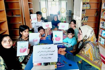 کلاس تابستانی آموزش نقاشی با مدادرنگی در کتابخانه حکیم جرجانی برگزار شد