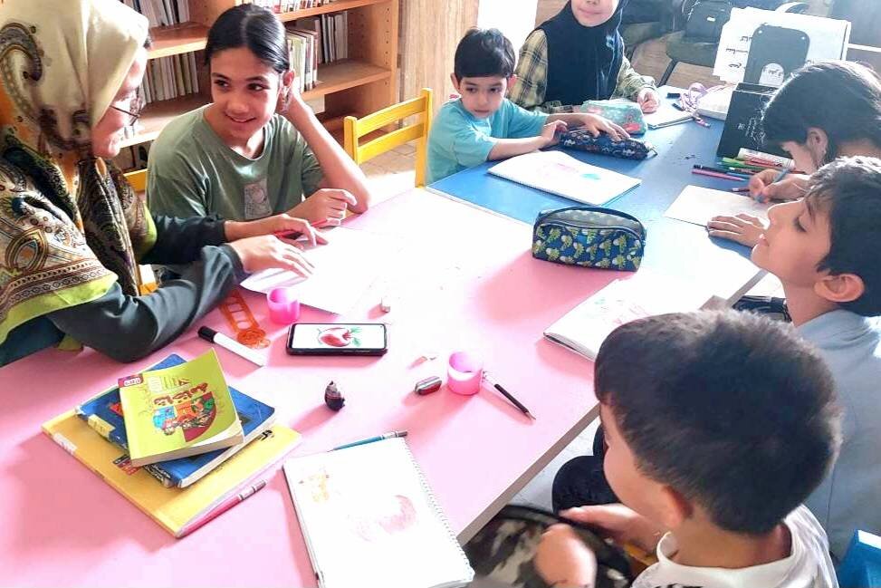 کلاس تابستانی آموزش نقاشی با مداد رنگی در کتابخانه حکیم جرجانی برگزار شد