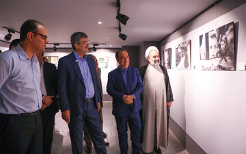 بازدید استاندار یزد از نمایشگاه مستندنگاری «محرّم در فرهنگ مردم یزد» در نگارخانه کتابخانه مرکزی یزد