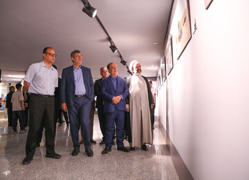بازدید استاندار یزد از نمایشگاه مستندنگاری «محرّم در فرهنگ مردم یزد» در نگارخانه کتابخانه مرکزی یزد