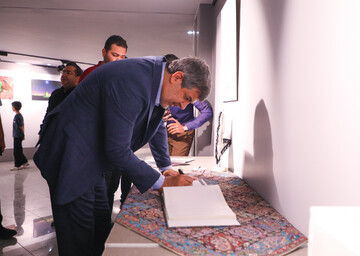 بازدید استاندار یزد از نمایشگاه مستندنگاری «محرّم در فرهنگ مردم یزد» در نگارخانه کتابخانه مرکزی یزد
