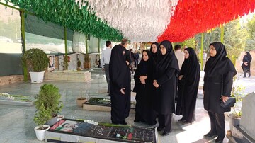 تجدید میثاق مدیرکل و کارکنان کتابخانه‌های عمومی لرستان با آرمان‌های شهدا در آغاز هفته دولت