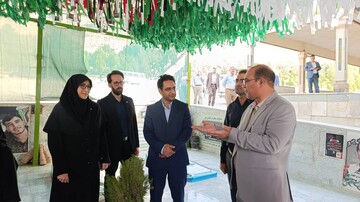تجدید میثاق مدیرکل و کارکنان کتابخانه‌های عمومی لرستان با آرمان‌های شهدا در آغاز هفته دولت