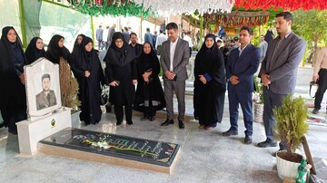تجدید میثاق مدیرکل و کارکنان کتابخانه‌های عمومی لرستان با آرمان‌های شهدا در آغاز هفته دولت