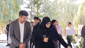 تجدید میثاق مدیرکل و کارکنان کتابخانه‌های عمومی لرستان با آرمان‌های شهدا در آغاز هفته دولت