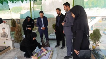 تجدید میثاق مدیرکل و کارکنان کتابخانه‌های عمومی لرستان با آرمان‌های شهدا در آغاز هفته دولت