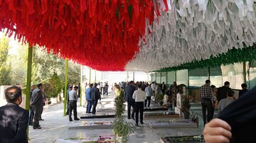 تجدید میثاق مدیرکل و کارکنان کتابخانه‌های عمومی لرستان با آرمان‌های شهدا در آغاز هفته دولت