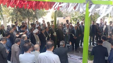تجدید میثاق مدیرکل و کارکنان کتابخانه‌های عمومی لرستان با آرمان‌های شهدا در آغاز هفته دولت