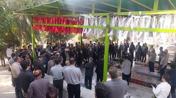 تجدید میثاق مدیرکل و کارکنان کتابخانه‌های عمومی لرستان با آرمان‌های شهدا در آغاز هفته دولت
