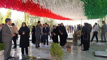 تجدید میثاق مدیرکل و کارکنان کتابخانه‌های عمومی لرستان با آرمان‌های شهدا در آغاز هفته دولت