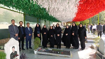 تجدید میثاق مدیرکل و کارکنان کتابخانه‌های عمومی لرستان با آرمان‌های شهدا در آغاز هفته دولت