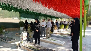 تجدید میثاق مدیرکل و کارکنان کتابخانه‌های عمومی لرستان با آرمان‌های شهدا در آغاز هفته دولت