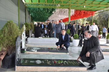 تجدید میثاق مدیرکل و کارکنان کتابخانه‌های عمومی لرستان با آرمان‌های شهدا در آغاز هفته دولت